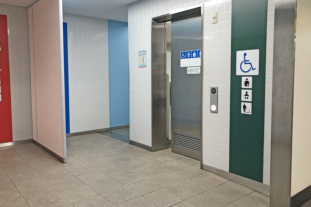 トイレの入口すぐ右側に緑色の車いす用トイレの入口