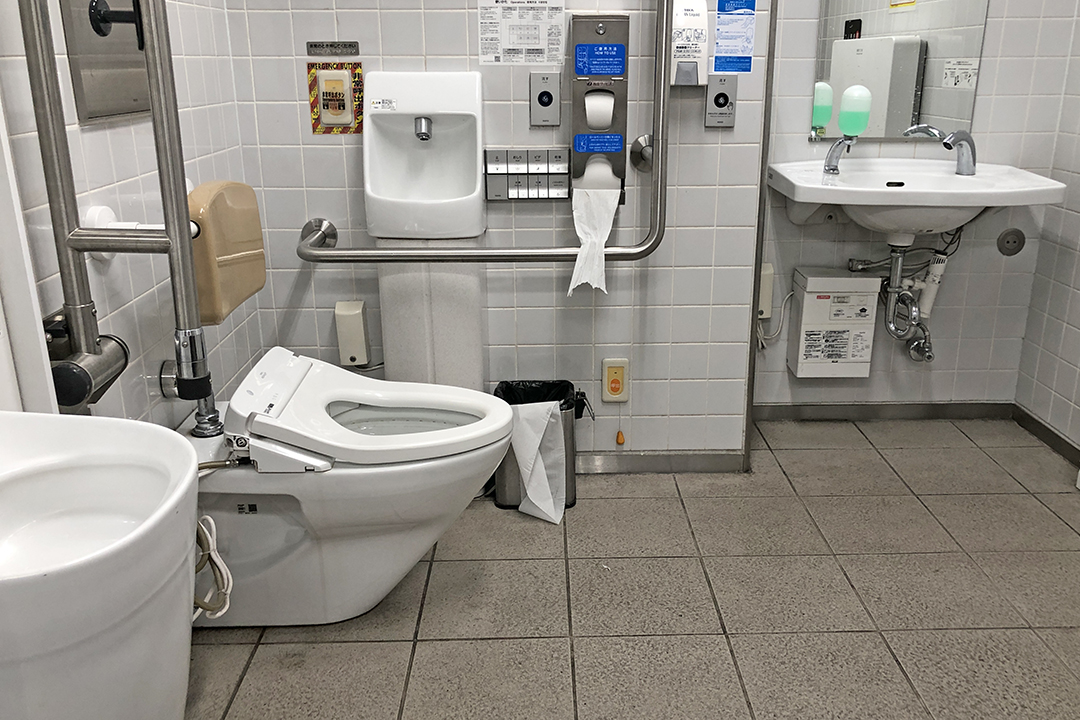 車いす用トイレの中。正面左奥が便座