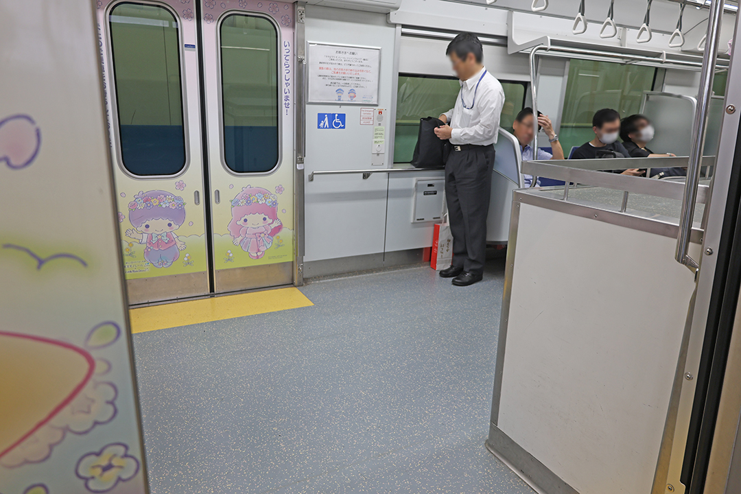 1号車内の車いす席スペース