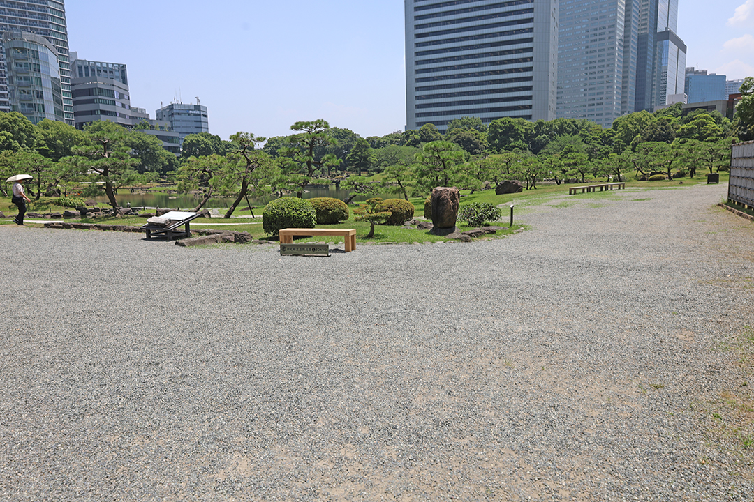 受付から庭園内を見渡した風景
