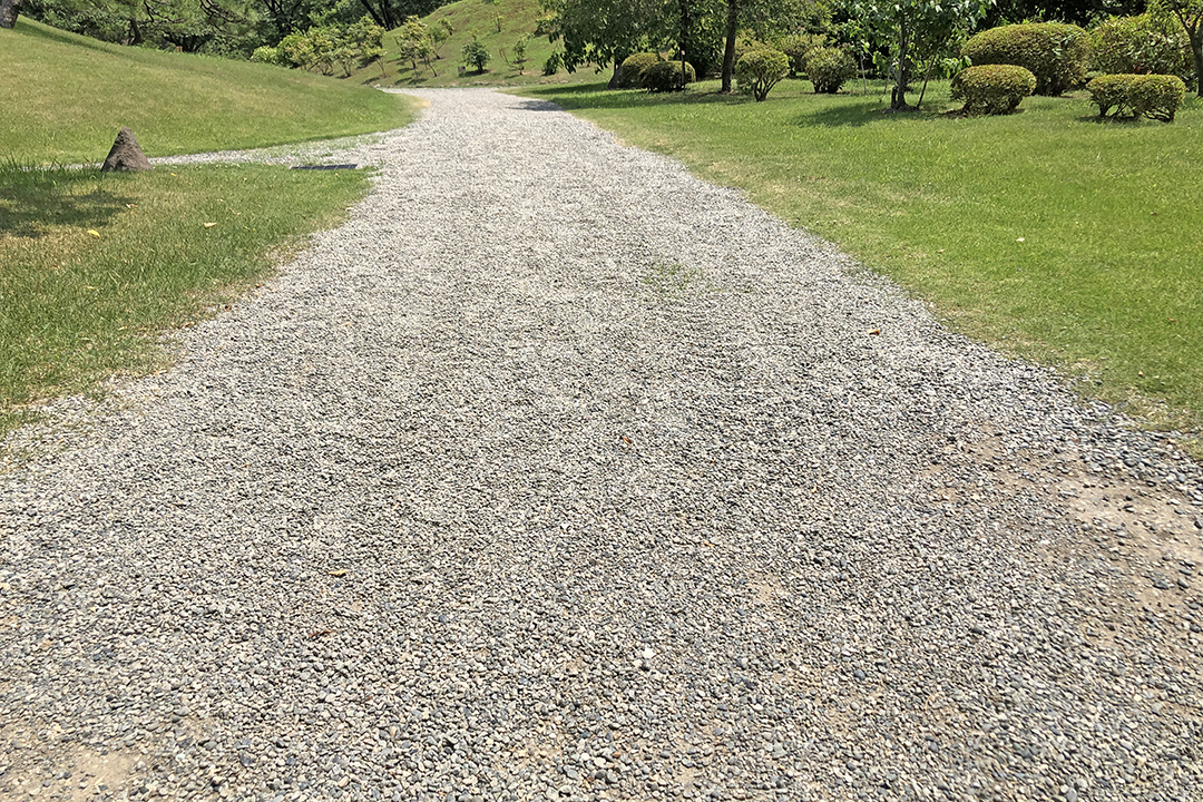 庭園内の砂利道