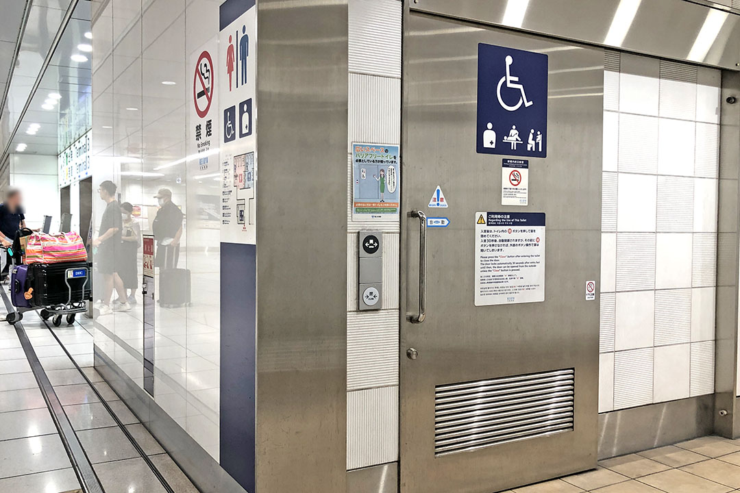 清潔感がある、多目的トイレ入口です。
