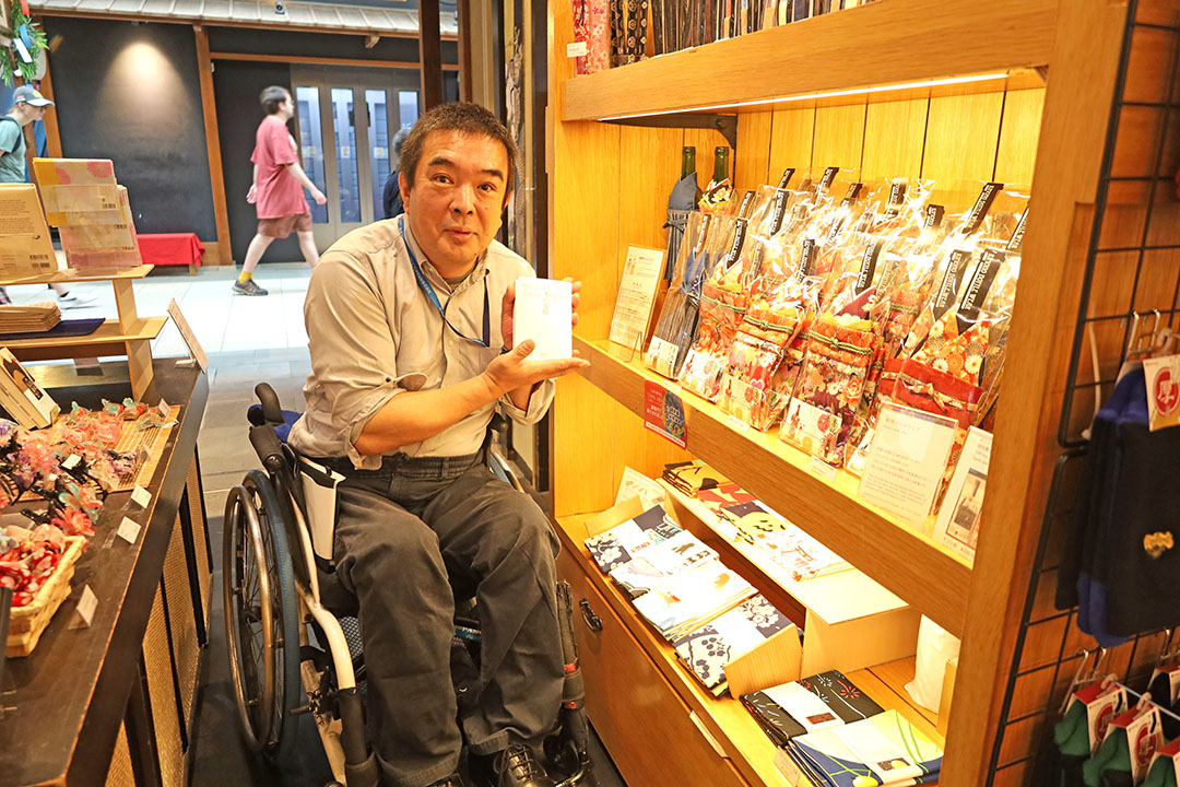 木の棚や和雑貨が並ぶ店内は、お土産がきれいに陳列されており、ゆったりと商品を手に取って選ぶことができます。