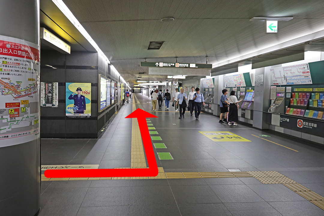 まっすぐで広い通路