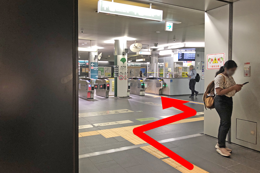自動ドアの右前にある大江戸線「大門駅」改札案内所