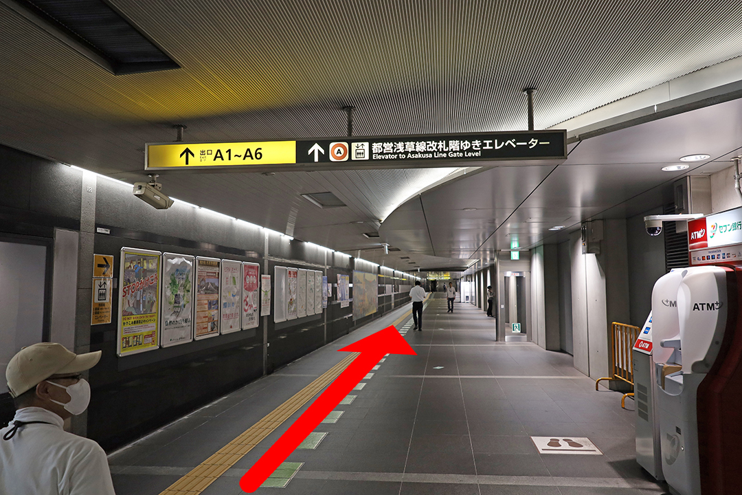 大江戸線「大門駅」改札から先の通路