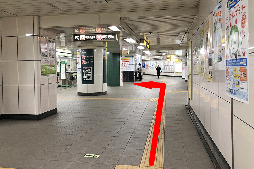 通路の先、左側にある改札