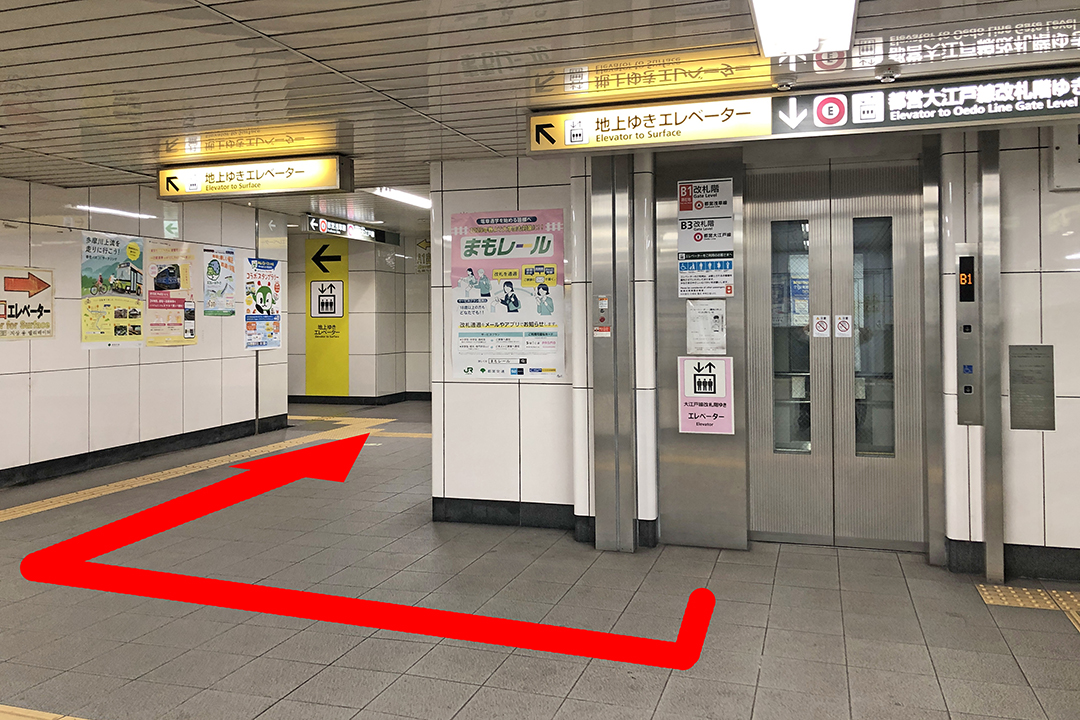 エレベーターから右Uターン方向を写した写真