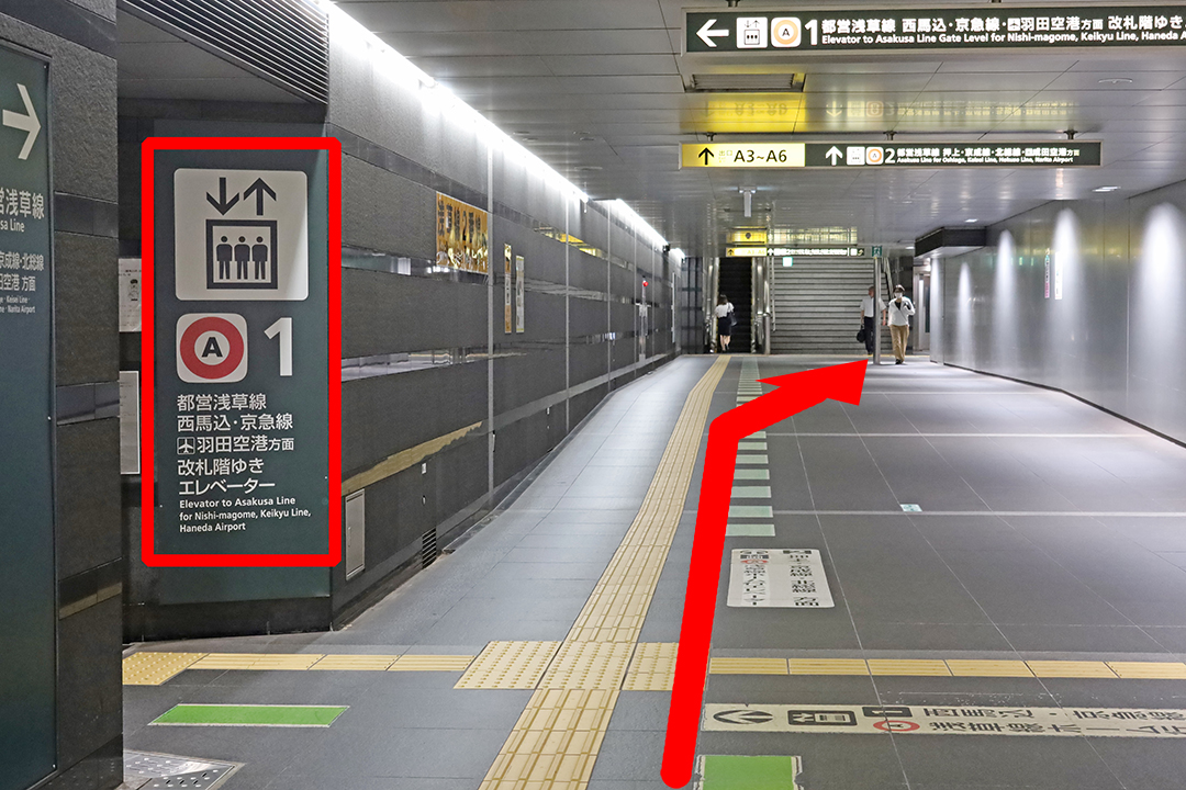 都営浅草線「大門駅」1番線行のエレベーター入口を左側に見て通路の先を写した写真