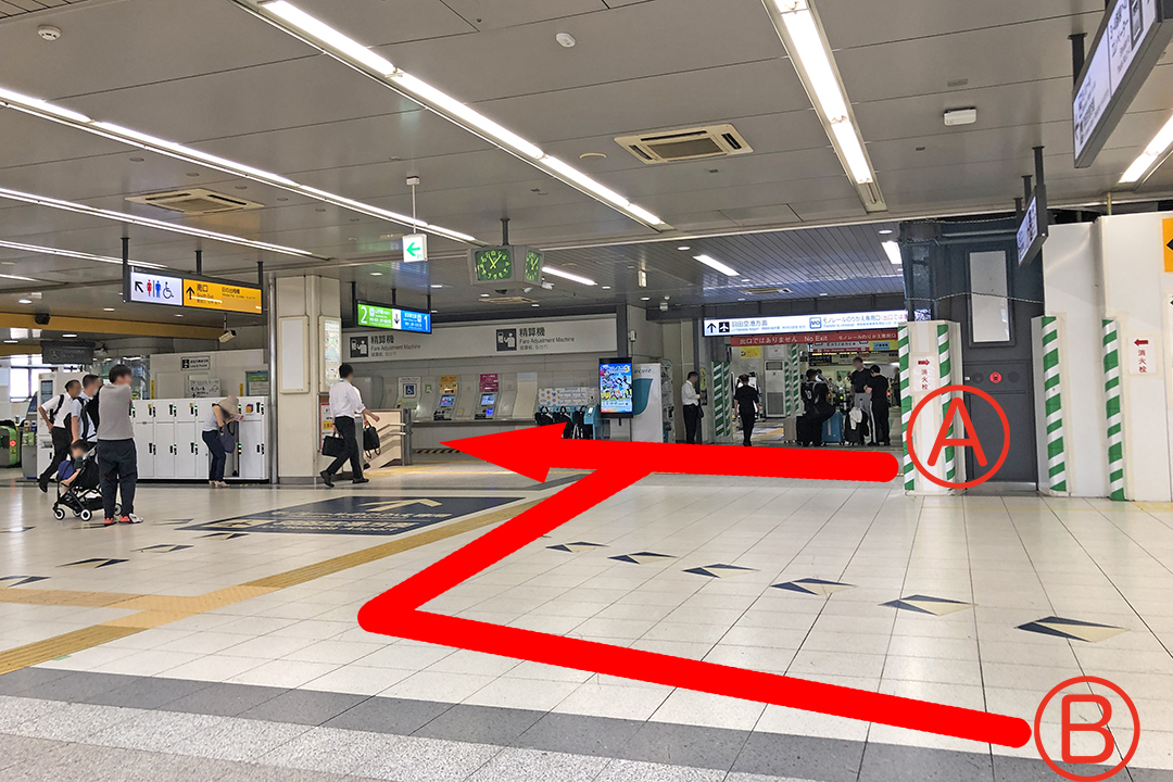 A・Bエレベーター降りて南口改札へ続く通路