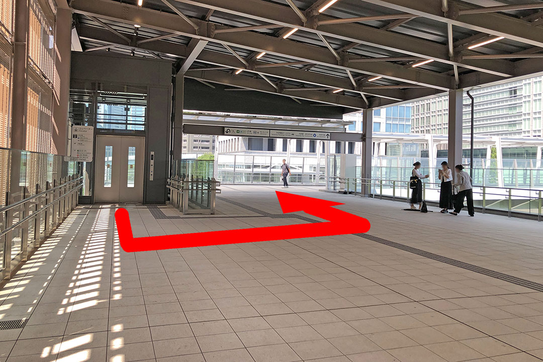 エレベーターから歩行者デッキを歩く方向を写した写真