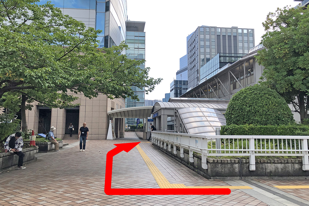 通路の先、右側にあるゆりかもめ「竹芝駅」
