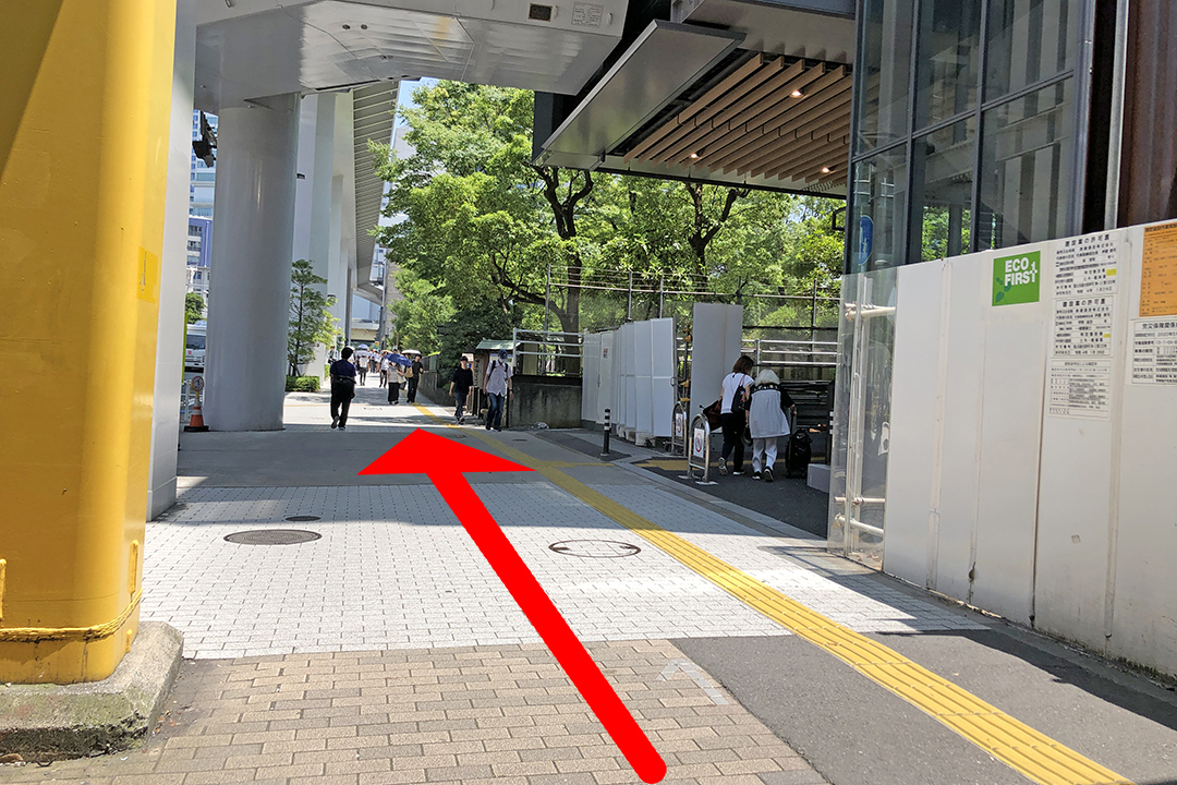 高架下の歩道を写した写真