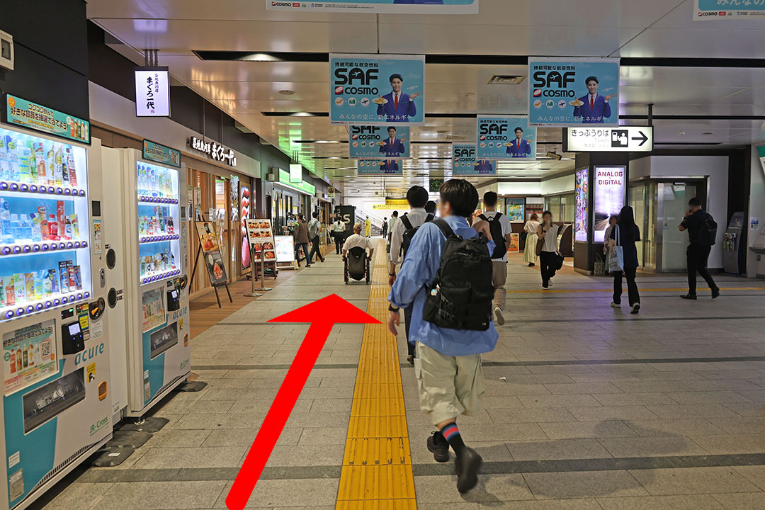 両側に店舗がある通路を走る筆者