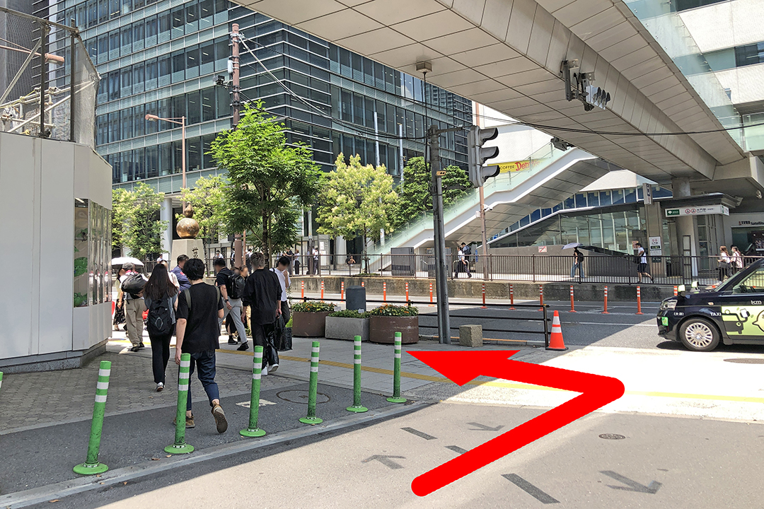 北口から左方向の歩道を写した写真