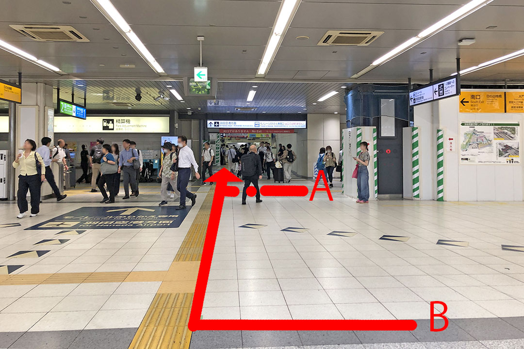 Ａ・Ｂエレベーターを降りてモノレール改札方向を写した写真