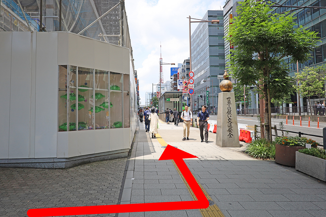 竹芝通りの歩道を写した写真