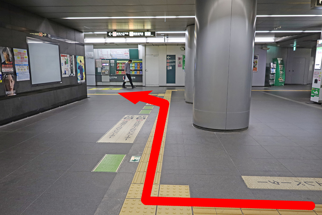 エレベーターからの通路を写した写真