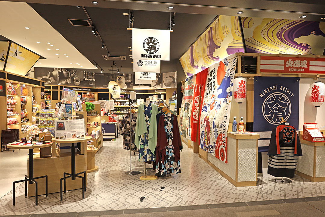 店内は、和雑貨やお土産、提灯や暖簾、日本らしさやお祭りのような活気を感じられます。