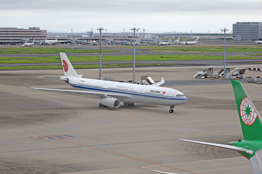 滑走路に、世界各国の飛行機がゆっくりと移動している様子です。