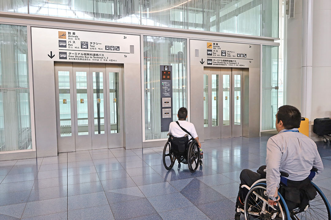 空港内のエレベーターホールで、案内表示も分かりやすく整理されています。