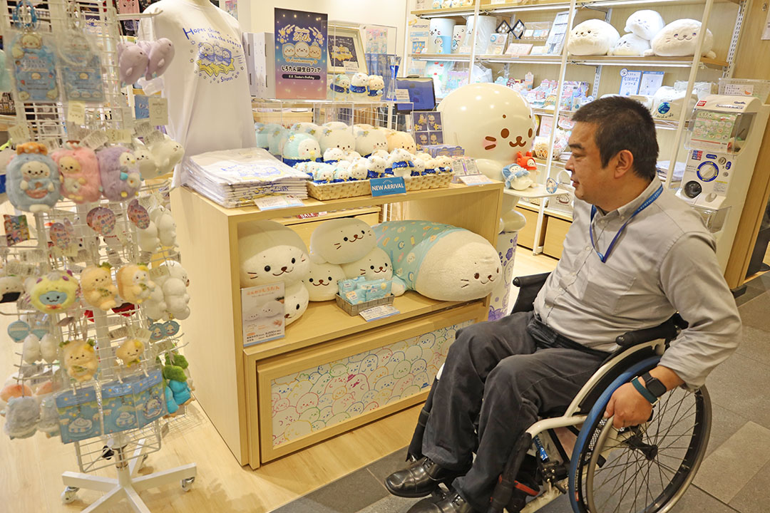 店内の棚やディスプレイには、ふわふわのアザラシのぬいぐるみやグッズがたくさん並んでいます。