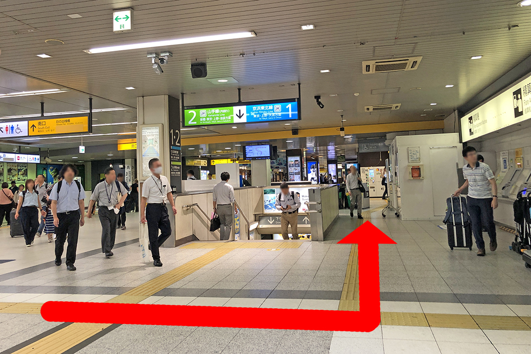 A・Bエレベーター降りて南口改札案内所へ続く通路