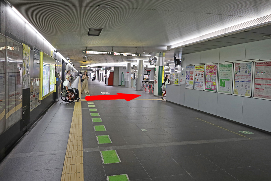 通路の先、右側に大江戸線「大門駅」改札が見える