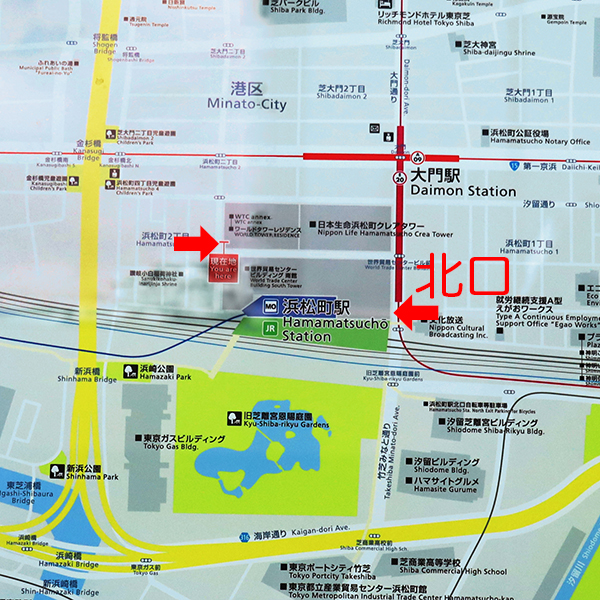 浜松町駅周辺の地図。北口とエレベーターの位置を赤い矢印で示している