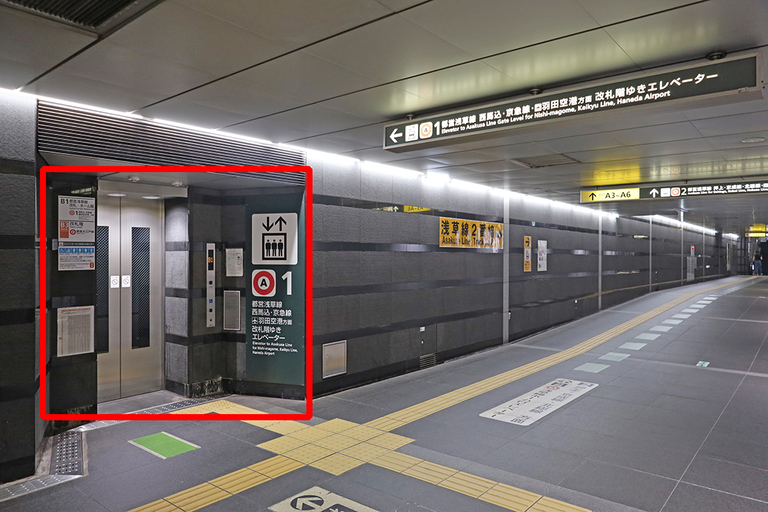 通路の途中、左側にある都営地下鉄浅草線「大門駅」1番線ホーム改札へ行けるエレベーター入口