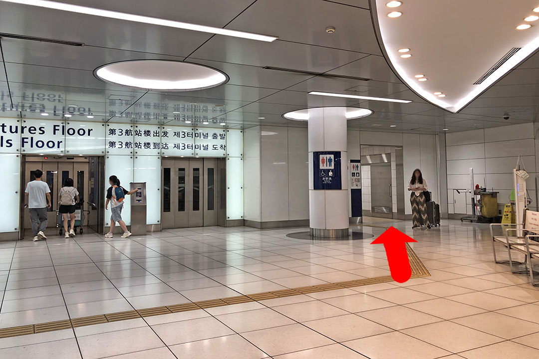 改札を出て右斜め前にエレベーターが４基。その先にあるトイレ入口
