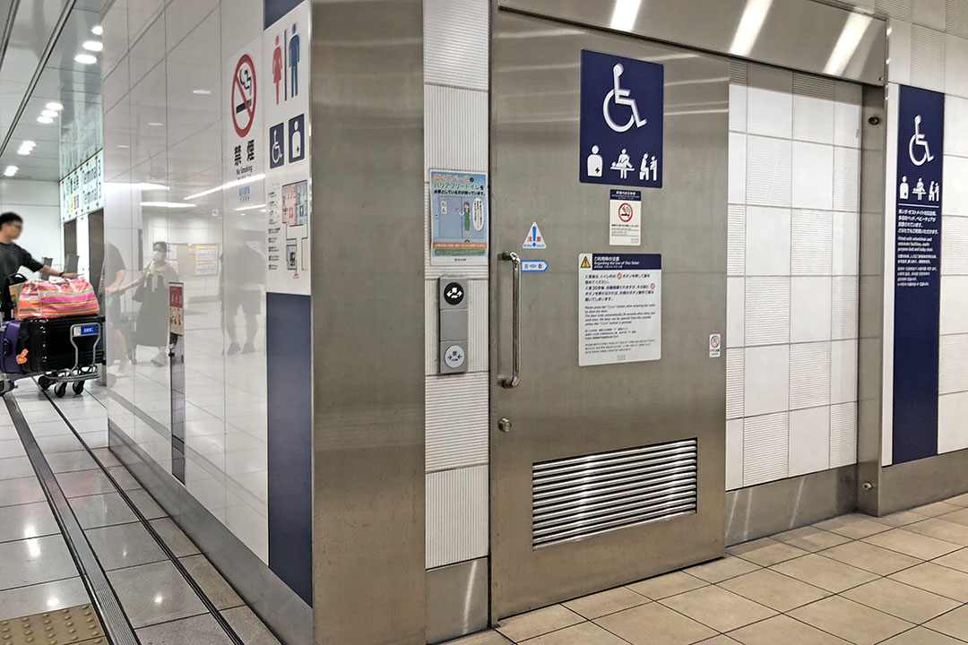 トイレ入口から入ってすぐ左側にある車いす用トイレのドア
