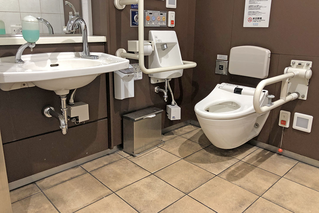 トイレの中を写した写真。右奥が便器