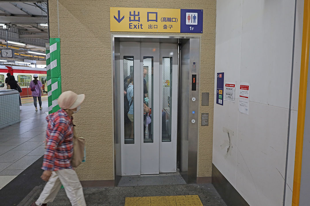 出口行きエレベーターの入口