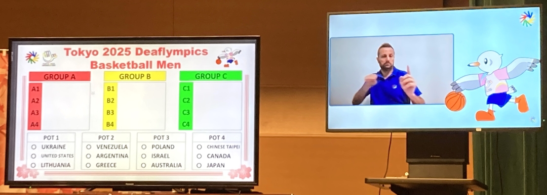 抽選結果が表示されるモニター、右手はリモートで海外からの司会者