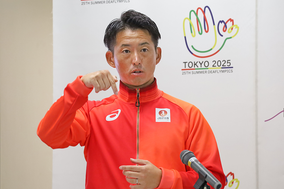 手話を交えて挨拶する旗手を務める デフサッカー日本代表　松元 卓巳選手
