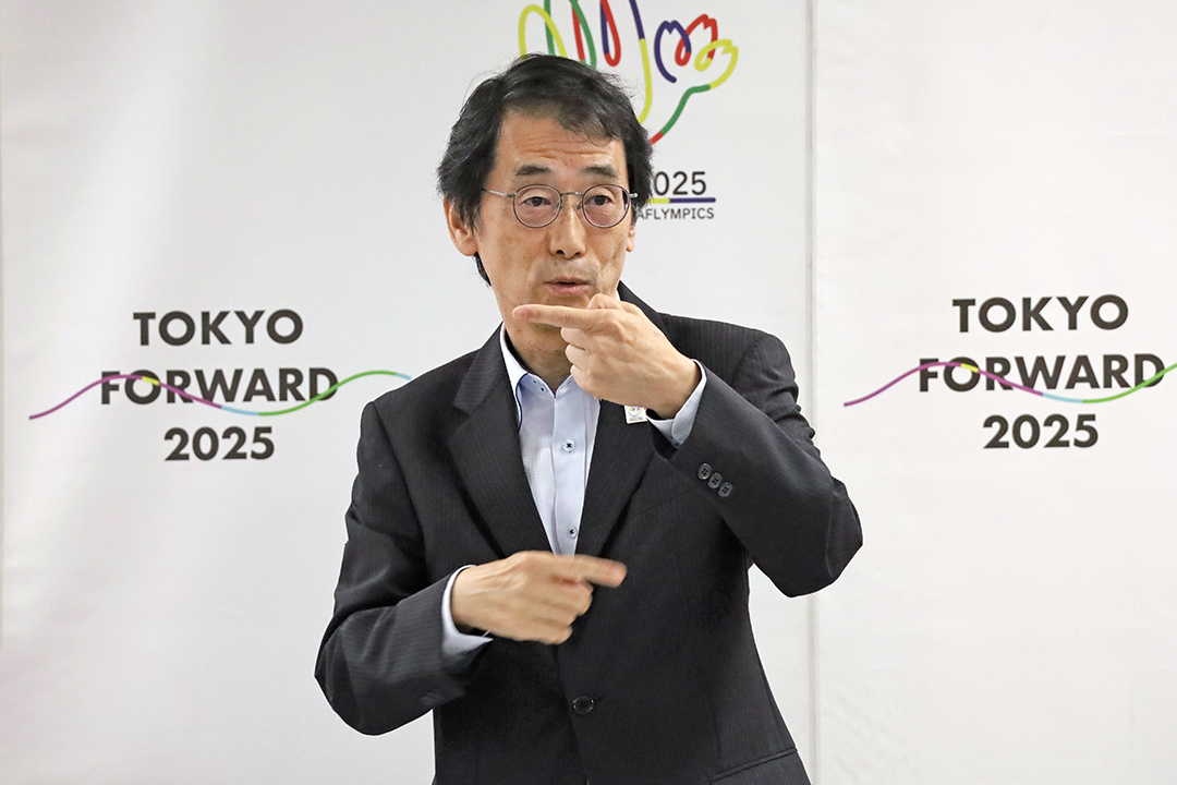 手話を交えて挨拶する一般財団法人全日本ろうあ連盟 副会長 河原 雅浩氏