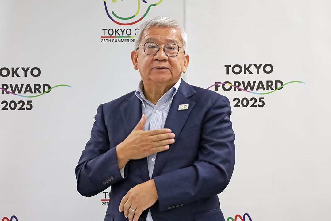 手話を交えて挨拶する東京2025デフリンピック日本選手団 団長　一般財団法人全日本ろうあ連盟 スポーツ委員会 委員長　太田 陽介氏