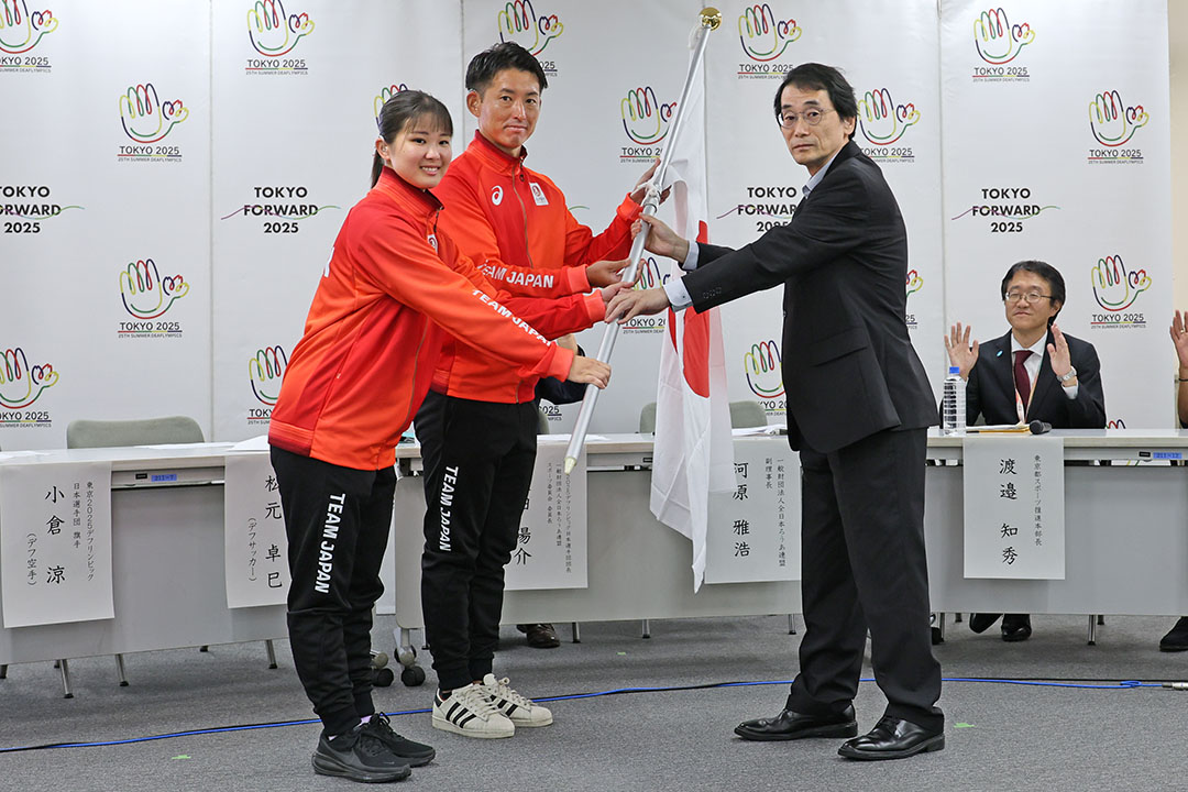 河原副会長より団旗が松元選手と小倉選手に授与されました