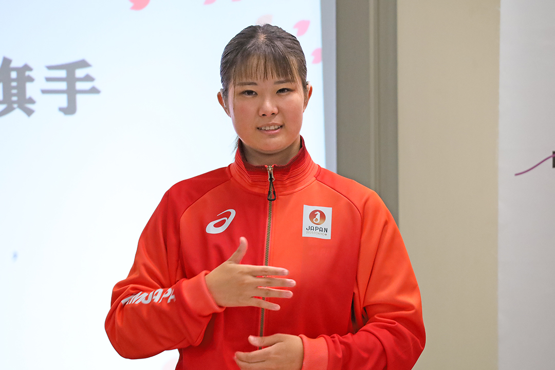 手話を交えて挨拶する旗手を務める デフ空手日本代表　小倉 涼選手