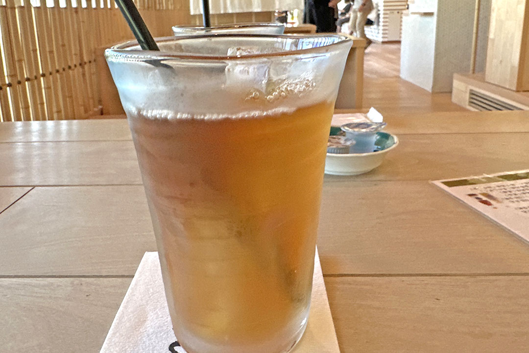 氷の入ったグラスと冷たいドリンクが、すっきりとした涼しさや爽快さを感じさせます。