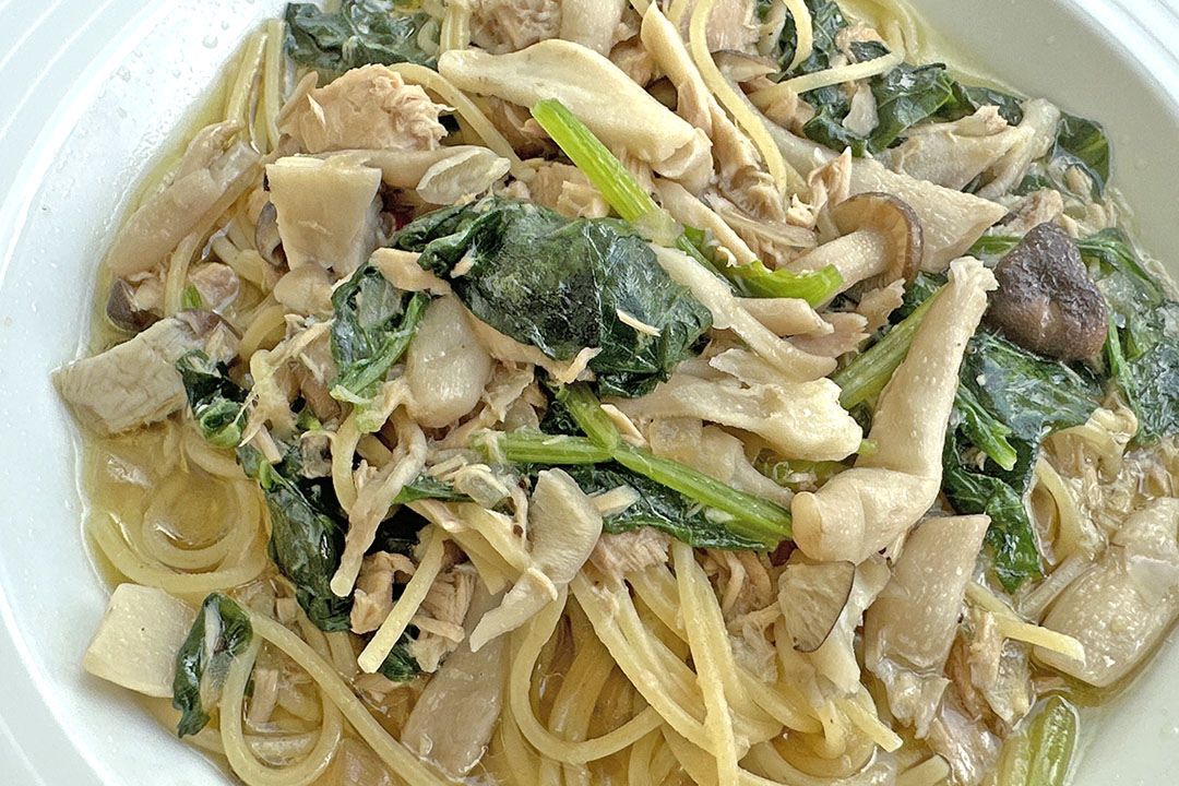 たっぷりのきのこや青菜が入ったパスタは、素材の自然な色合いが優しく感じます。
