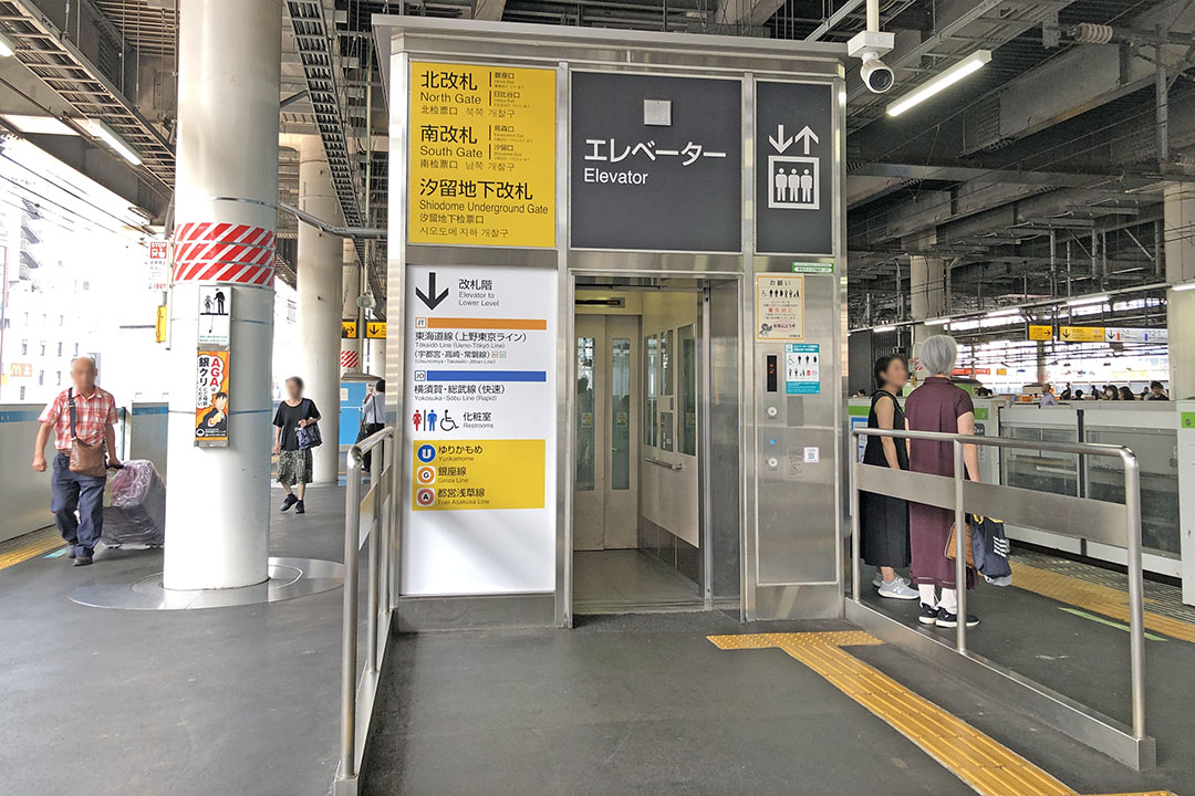 ホーム（2F）から改札階（1F）へ行くCエレベーター入口