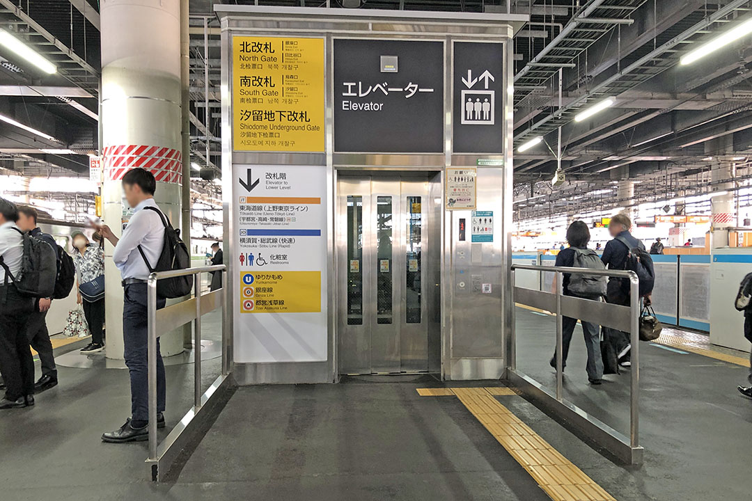 ホーム（2F）から改札階（1F）へ行くBエレベーター入口