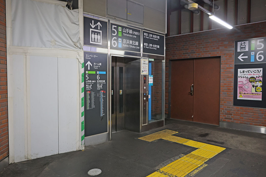 改札階（1F）からホーム（2F）へ行くCエレベーター入口
