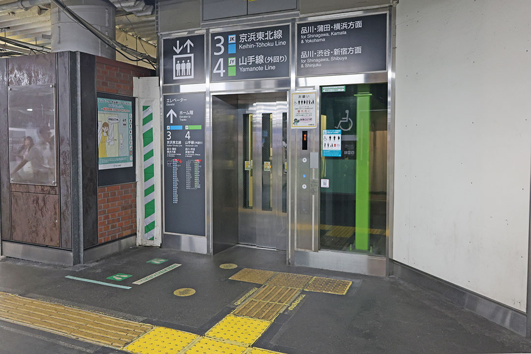 改札階（1F）からホーム（2F）へ行くBエレベーター入口