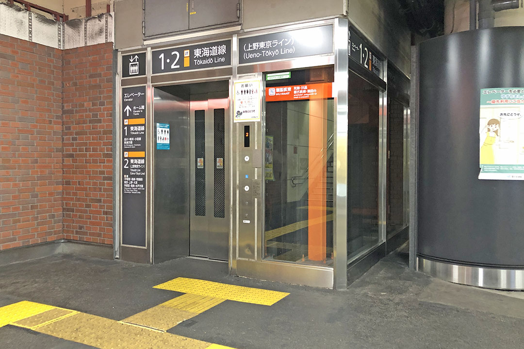 改札階（1F）からホーム（2F）へ行くAエレベーター入口