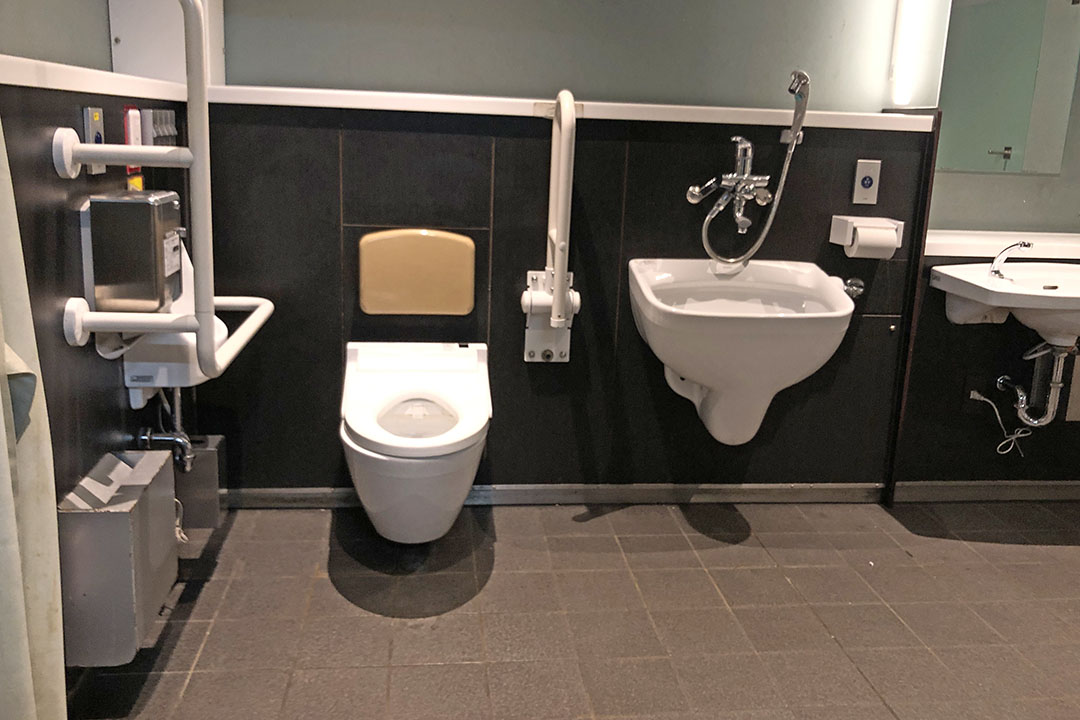 車いす用トイレの中。左奥に便座。