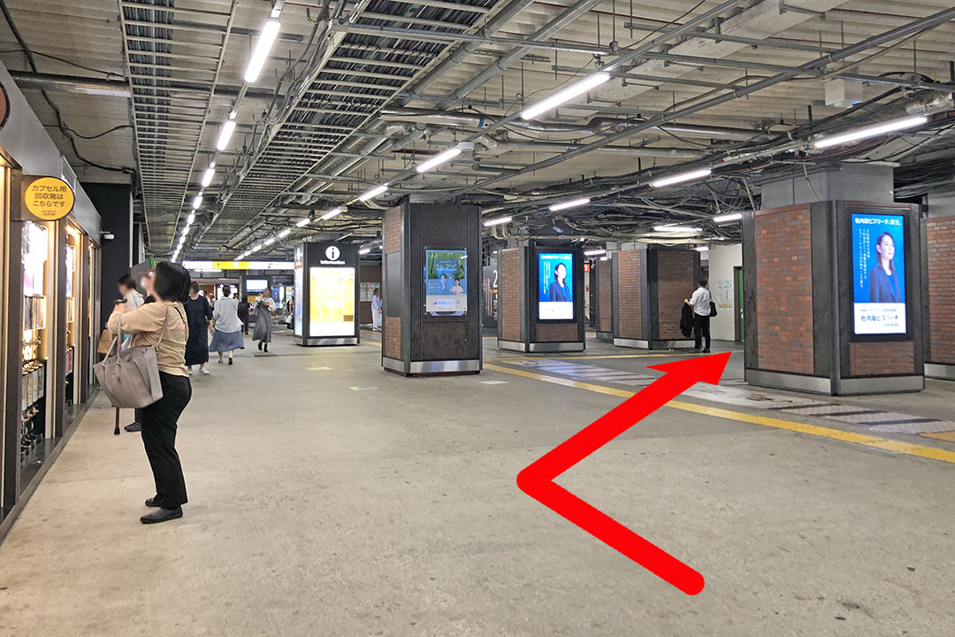 突き当たりの通路の左方向を写していて右前方にトイレの入口が見える写真