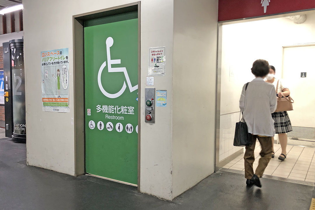 　車いす用トイレの入口（緑色のドア）